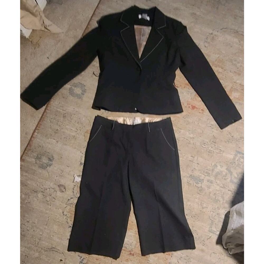 White House Black Market Pant Suite Set Charcoal White Embroidered Accent Short